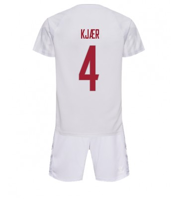 Danmark Simon Kjaer #4 Replika Babytøj Udebanesæt Børn VM 2022 Kortærmet (+ Korte bukser)